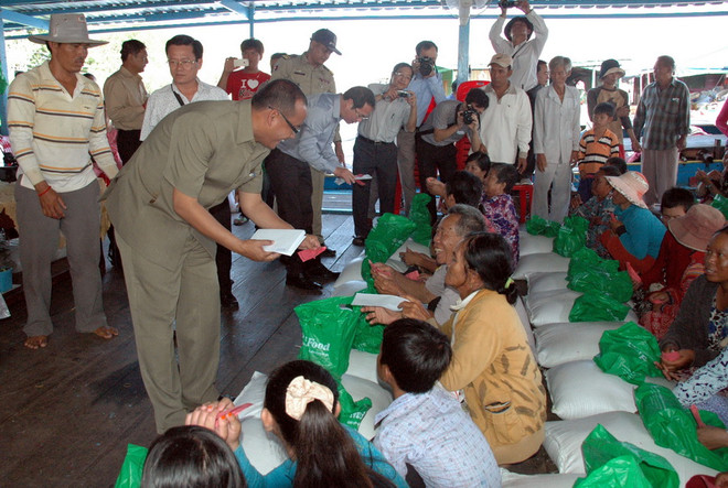 Tặng quà, khám chữa bệnh miễn phí cho Việt kiều Campuchia ảnh 2