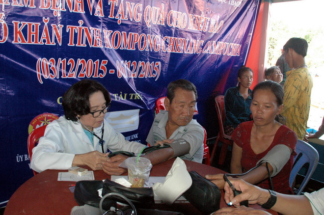 Tặng quà, khám chữa bệnh miễn phí cho Việt kiều Campuchia ảnh 1