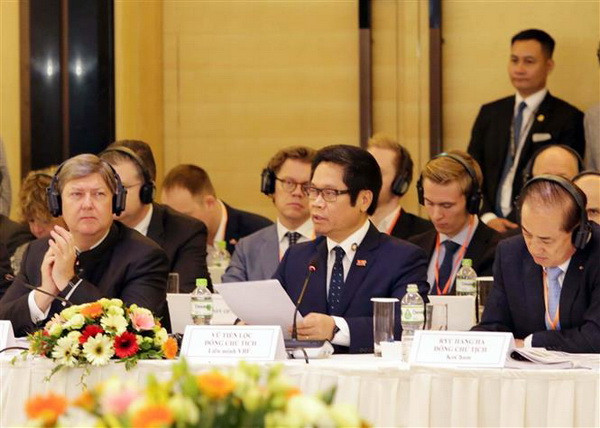 Ông Vũ Tiến Lộc (giữa), Chủ tịch Phòng Thương mại và Công nghiệp Việt Nam (VCCI), trình bày tham luận. (Ảnh: Trần Việt/TTXVN) Thủ tướng lắng nghe tất cả các ý kiến tại Diễn đàn Doanh nghiệp Việt ảnh 2