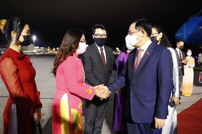 Cán bộ, nhân viên Đại sứ quán Việt Nam tại Phần Lan, đại diện Ủy ban đối ngoại Quốc hội Phần Lan đón Chủ tịch Quốc hội Vương Đình Huệ tại sân bay Vantaa. (Ảnh: Doãn Tấn/TTXVN) Chuyến thăm Phần Lan của Chủ tịch Quốc hội mở ra kỷ nguyên hợp tác mới ảnh 1