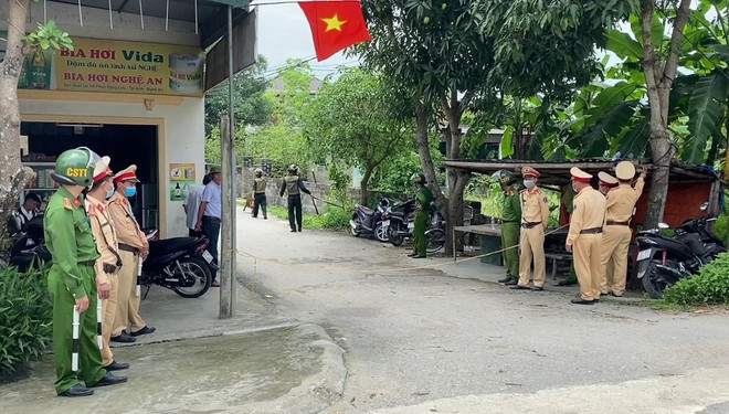 Nghệ An: Nổ súng làm 2 người tử vong, nghi phạm vẫn đang cố thủ ảnh 2