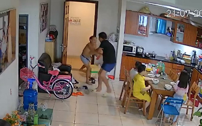 Công an triệu tập người đàn ông tấn công hàng xóm ở chung cư The Light ảnh 1