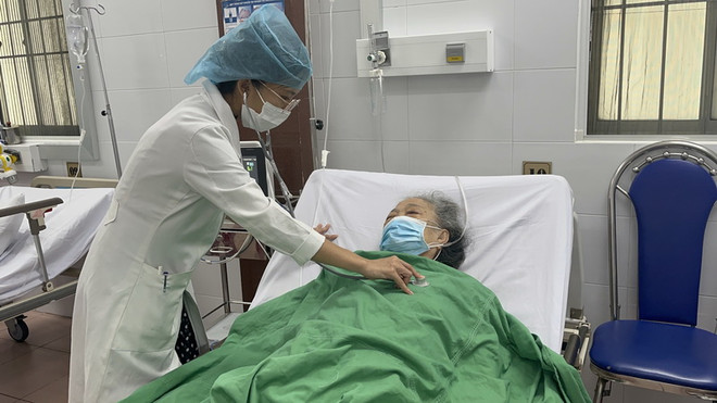 Kịp thời cứu sống một phụ nữ bị rò động mạch cảnh-xoang hang nguy hiểm ảnh 1