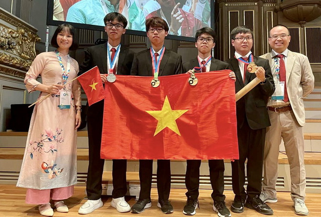 Từ trái sang phải: Phó Giáo sư-Tiến sỹ Nguyễn Thị Thu Hà, Trưởng đoàn; em Mai Văn Đức, em Nguyễn Mạnh Khôi, em Nguyễn Kim Giang, em Đinh Cao Sơn và Tiến sỹ Phạm Văn Phong, Phó trưởng đoàn. (Nguồn: TTXVN phát) Việt Nam giành 3 Huy chương Vàng tại Olympic Hóa học Quốc tế 2023 ảnh 1