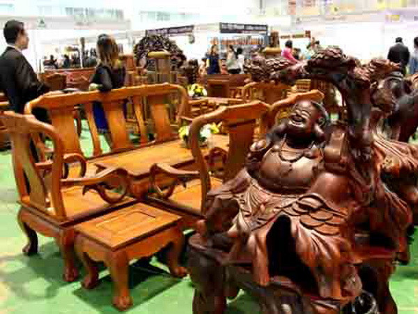 Triển lãm hàng thủ công mỹ nghệ "Sản phẩm lưu niệm Lào" ảnh 1