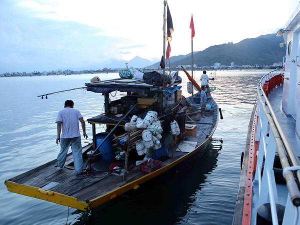 Thấy thi thể thuyền trưởng tàu cá va chạm với sà lan Malaysia ảnh 1