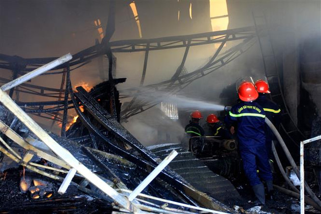 Thái Bình: Hỏa hoạn thiêu rụi một cơ sở sản xuất nệm sofa ảnh 1