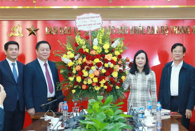 Trưởng Ban Tuyên giáo Trung ương Nguyễn Trọng Nghĩa tặng hoa chúc mừng cán bộ, nhân viên Ban bảo vệ, chăm sóc sức khỏe cán bộ Trung ương. (Ảnh: Phương Hoa/TTXVN) Lan tỏa tấm gương cán bộ ngành y trên tuyến đầu chống dịch ảnh 3