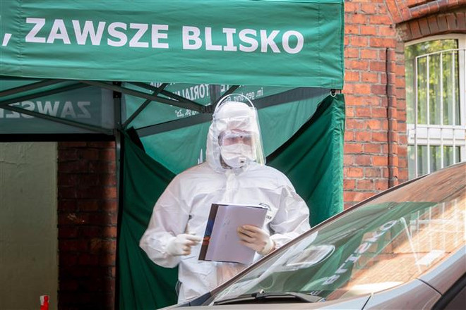 Binh sỹ làm việc tại điểm xét nghiệm COVID-19 ở Bydgoszcz, miền Bắc Ba Lan. (Ảnh: AFP/TTXVN) Trợ giúp cộng đồng người Việt tại Ba Lan trong đại dịch COVID-19 ảnh 1