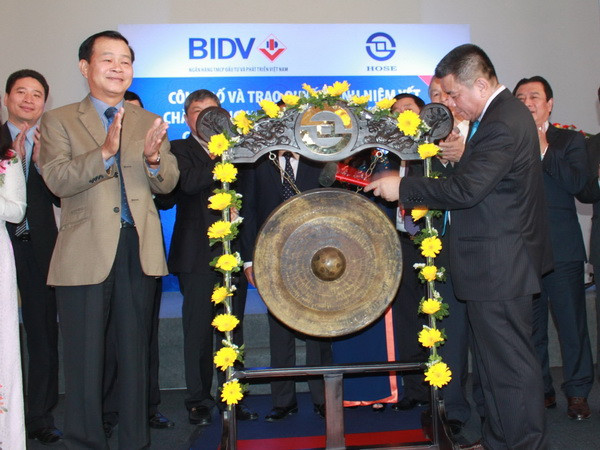 Ông Trần Bắc Hà đánh cồng khai trương niêm yết cổ phiếu của BIDV. (Ảnh: Hà Huy Hiệp/Vietnam+) Hơn 2,8 tỷ cổ phiếu BIDV chính thức lên sàn HOSE ảnh 1