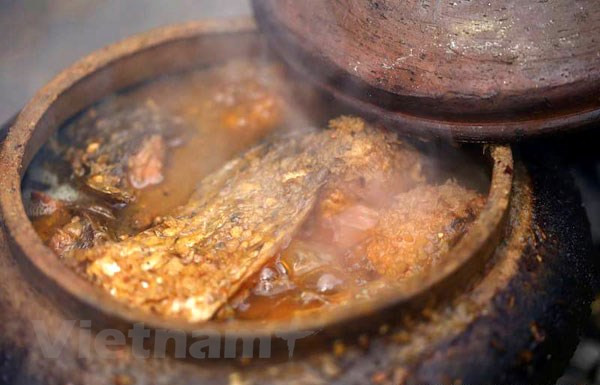 Món cá kho làng Vũ Đại nức tiếng gần xa (Ảnh: Phan Xâm/Vietnam+) Hành trình tìm về với cá kho cổ truyền của làng Vũ Đại ảnh 1