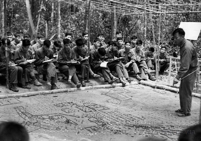Các chiến sỹ đoàn Pleime, tỉnh Gia Lai, thảo luận phương án đánh địch trong Chiến dịch Tây Nguyên, mở đầu Tổng tiến công và nổi dậy mùa Xuân năm 1975. (Ảnh: Phú Tuấn/TTXVN) ttxvn_chien dich HCM15.jpg