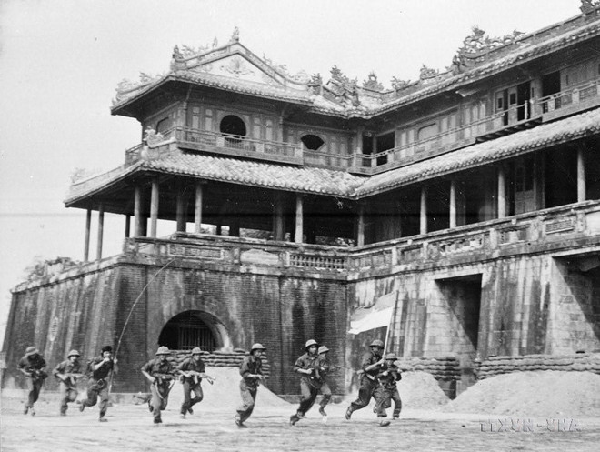 Quân giải phóng tiến vào cửa Ngọ Môn (Huế), sáng 26/3/1975. (Ảnh: TTXVN) ttxvn_chien dich HCM26.jpg