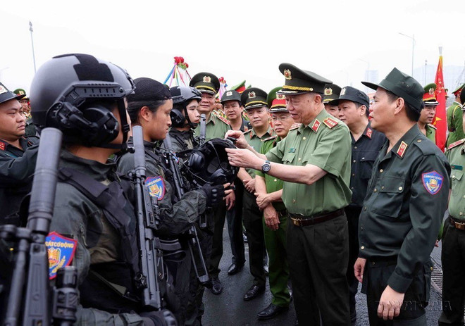 Đại tướng Tô Lâm, Bộ trưởng Bộ Công an kiểm tra trang thiết bị, quân tư trang của cán bộ, chiến sỹ Cảnh sát Cơ động tham gia tổng duyệt lễ diễu binh kỷ niệm 50 năm ngày truyền thống lực lượng Cảnh sát Cơ động năm 2024. (Ảnh: Phạm Kiên/TTXVN) ttxvn_canh sat co dong3.jpg