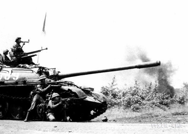 Xe tăng quân giải phóng tiến công thị xã Buôn Ma Thuột, ngày 10/3/1975 trong chiến dịch Tây Nguyên. (Ảnh: Tư liệu TTXVN) ttxvn_chien dich HCM25.jpg