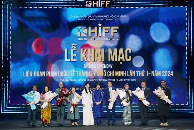 Ban tổ chức trao hoa cho các thành viên ban giám khảo Liên hoan phim. (Ảnh: Thu Hương/TTXVN) ttxvn_khai_mac_lien_hoan_phim_quoc_te_thanh_pho_ho_chi_minh_nam_2024.1.jpg