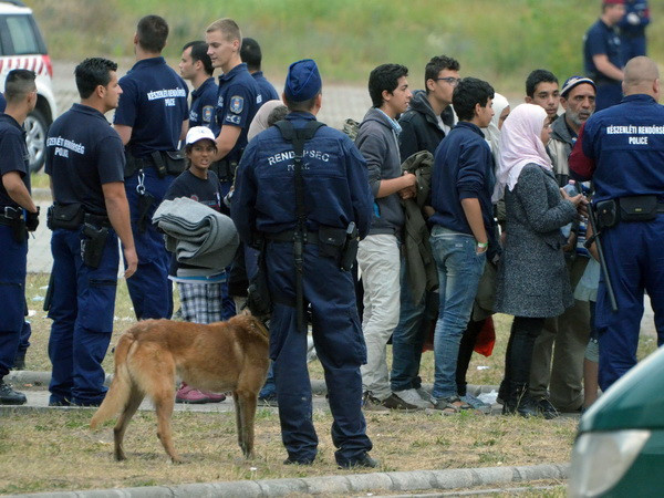 Visegrad phản đối kịch liệt chính sách phân bổ người tị nạn của EU ảnh 1