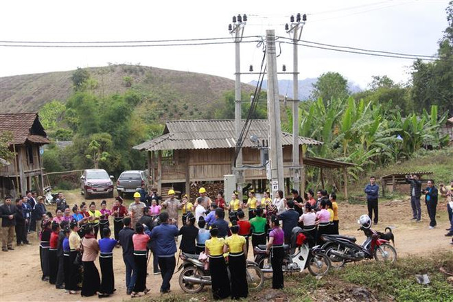 Gần 2.000 hộ dân Sơn La có điện lưới Quốc gia trước Tết Nguyên đán ảnh 2