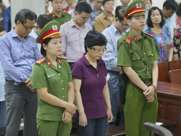 Bị cáo Châu Thị Thu Nga trước vành móng ngựa. (Ảnh: Doãn Tấn/TTXVN) Bị cáo Châu Thị Thu Nga bị tuyên án phạt tù chung thân ảnh 1