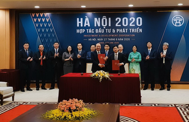 Đại diện Thành phố Hà Nội và đại diện Tập đoàn T&T Group ký kết thỏa thuận hợp tác cho 4 dự án trong 2 lĩnh vực với tổng mức đầu tư 680 triệu USD. (Nguồn: T&T Group) T&T Group đăng ký đầu tư hơn 700 triệu USD vào Thủ đô Hà Nội ảnh 2