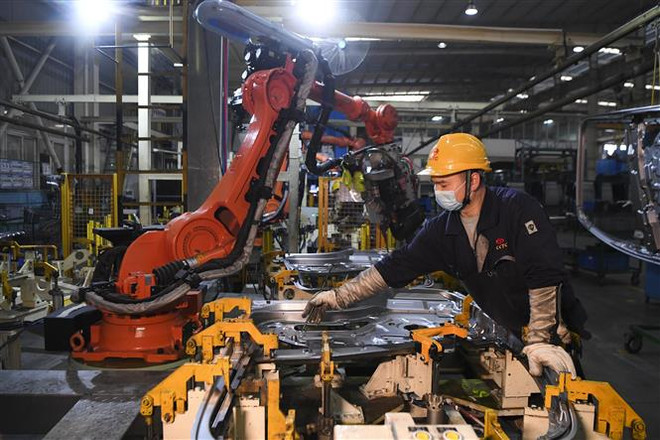 Công nhân làm việc bên trong một nhà máy ở Du Bắc, tỉnh Trùng Khánh, Trung Quốc. (Ảnh: THX/TTXVN) CMF: Kinh tế Trung Quốc đang hồi phục tương đối mạnh mẽ và vững ảnh 1