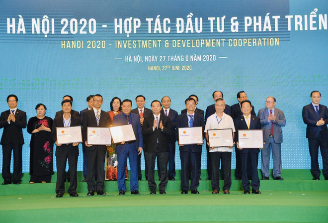 Ông Đỗ Quang Hiển - Chủ tịch Hội đồng quản trị kiêm Tổng Giám đốc Tập đoàn T&T Group (hàng phía trước, thứ nhất từ phải sang) thay mặt T&T Group nhận quyết định chủ trương đầu tư dự án Cụm công nghiệp Nam Phúc Thọ. (Nguồn: T&T Group) T&T Group đăng ký đầu tư hơn 700 triệu USD vào Thủ đô Hà Nội ảnh 1