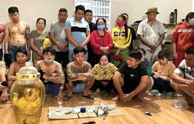 Các đối tượng tham gia đánh bạc bị bắt giữ. (Ảnh : TTXVN phát) Đồng Nai: Triệt phá thành công một tụ điểm đánh bạc quy mô lớn ảnh 1