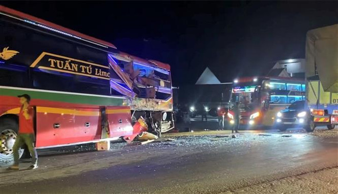 Quảng Ngãi: Va chạm xe khách với xe tải, 1 hành khách tử vong ảnh 1