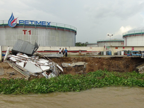 Sạt lở nghiêm trọng tại kho chứa 30 triệu lít xăng dầu ở Đồng Tháp ảnh 1