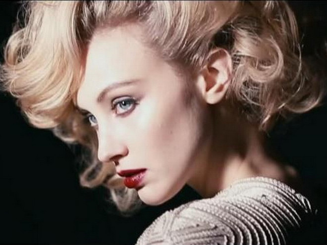 Sarah Gadon lần đầu xuất hiện trên quảng cáo Giorgio Armani ảnh 1