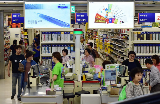 Người dân mua sắm tại một siêu thị ở Seoul của Hàn Quốc. (Ảnh: AFP/TTXVN) BoK dự báo nền kinh tế của Hàn Quốc đạt tốc độ tăng trưởng 3% ảnh 1