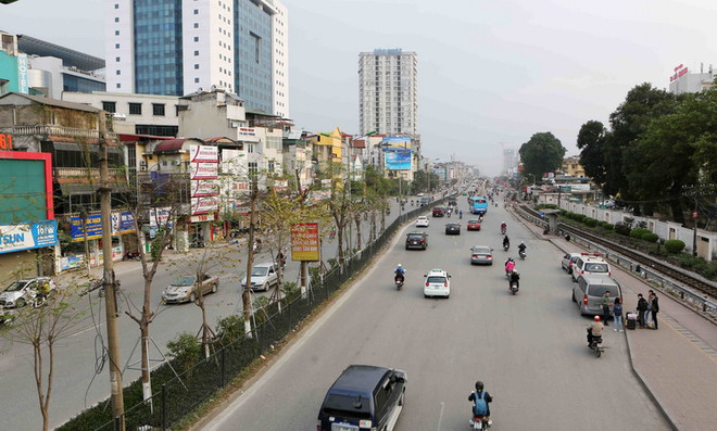 Giao thông trên tuyến đường Giáp Bát. (Ảnh: Thành Đạt/TTXVN) Hà Nội khó xử lý xe khách “trá hình” vì mức độ ngày càng tinh vi ảnh 1