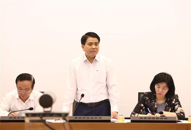 Chủ tịch Ủy ban nhân dân Thành phố Hà Nội Nguyễn Đức Chung phát biểu chỉ đạo cuộc họp. (Ảnh: Văn Điệp/TTXVN) Hà Nội bàn giải pháp tăng trưởng kinh tế-xã hội đối phó COVID-19 ảnh 1