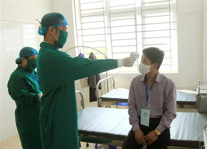 Y bác sỹ bệnh viện Hữu nghị Việt Tiệp 2 thăm khám cho những người đến và trở về thành phố Hải Phòng từ vùng của những nước có nguy cơ lây nhiễm. (Ảnh: An Đăng/TTXVN) Tiếp tục thực hiện nghiêm cách ly đối với người nhập cảnh từ vùng dịch ảnh 2