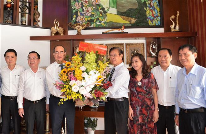 Bí thư Thành ủy Thành phố Hồ Chí Minh chúc mừng Giáo sư-Tiến sỹ-bác sỹ Đặng Vạn Phước, nguyên Hiệu trưởng Trường Đại học Y Dược Thành phố Hồ Chí Minh, Trưởng Khoa Y Đại học Quốc gia Thành phố Hồ Chí Minh. (Ảnh: Anh Tuấn/TTXVN) Lãnh đạo TP.HCM thăm, chúc mừng các đơn vị, thầy thuốc tiêu biểu ảnh 3