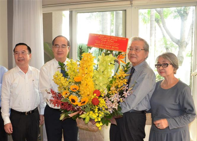 Bí thư Thành ủy Nguyễn Thiện Nhân chúc mừng Giáo sư-bác sỹ, Anh hùng Lao động Nguyễn Chấn Hùng, nguyên Giám đốc Bệnh viện Ung Bướu Thành phố Hồ Chí Minh. (Ảnh: Anh Tuấn/TTXVN) Lãnh đạo TP.HCM thăm, chúc mừng các đơn vị, thầy thuốc tiêu biểu ảnh 2
