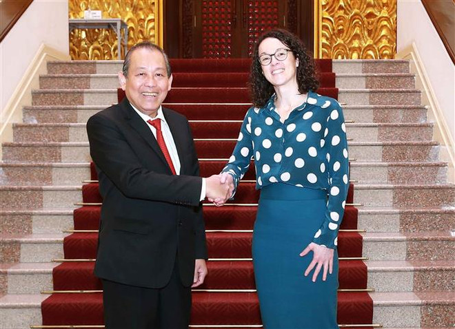 Phó Thủ tướng Thường trực Chính phủ Trương Hòa Bình tiếp Bộ trưởng Khoa học và Nghệ thuật bang Hessen (Đức) Angela Dorn. (Ảnh: Doãn Tấn/TTXVN) Đức sẵn sàng tài trợ các nhà khoa học VN sang nghiên cứu vắcxin corona ảnh 1