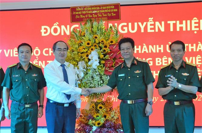Bí thư Thành ủy Thành phố Hồ Chí Minh Nguyễn Thiện Nhân chúc mừng tập thể cán bộ, y bác sỹ Bệnh viện Quân y 175. (Ảnh: Anh Tuấn/TTXVN) Lãnh đạo TP.HCM thăm, chúc mừng các đơn vị, thầy thuốc tiêu biểu ảnh 1