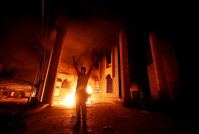 Một người biểu tình Iraq đứng bên ngoài lãnh sự quán Iran vào ngày 7/9 tại Basra của Iraq (Nguồn: Reuters) Iraq: Bộ Ngoại giao Mỹ quyết định đóng cửa Lãnh sự quán tại Basra ảnh 1