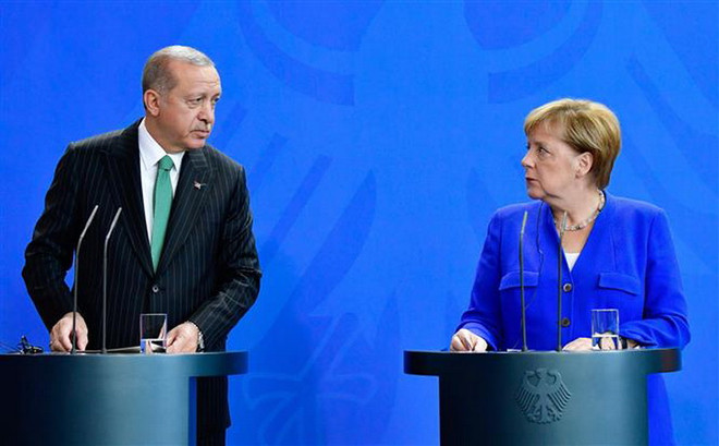 Thủ tướng Đức Angela Merkel (phải) trong cuộc họp báo chung với Tổng thống Thổ Nhĩ Kỳ Recep Tayyip Erdogan sau hội đàm tại Berlin ngày 28/9. (Ảnh: AFP/TTXVN) Lãnh đạo Đức-Thổ Nhĩ Kỳ thúc đẩy hợp tác sâu rộng về an ninh ảnh 2
