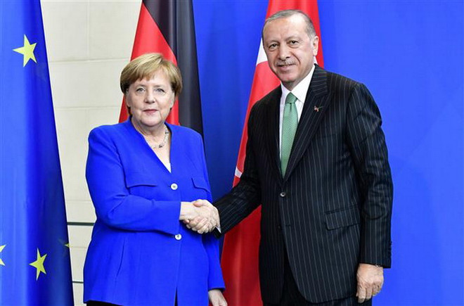 Thủ tướng Đức Angela Merkel (trái) và Tổng thống Thổ Nhĩ Kỳ Recep Tayyip Erdogan trong cuộc họp báo chung sau hội đàm tại Berlin ngày 28/9. (Ảnh: AFP/TTXVN) Lãnh đạo Đức-Thổ Nhĩ Kỳ thúc đẩy hợp tác sâu rộng về an ninh ảnh 1