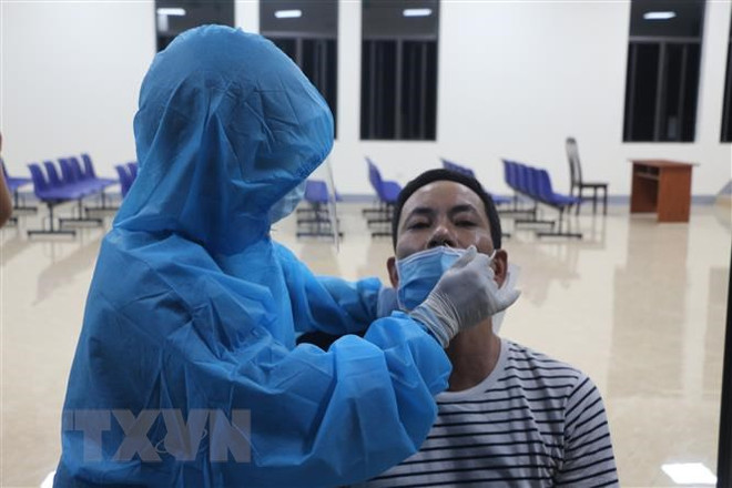 Người dân khối Phúc Thịnh, phường Vinh Tân, Thành phố Vinh test nhanh phát hiện COVID-19. (Ảnh: Bích Huệ/TTXVN) Sáng 21/6, Nghệ An ghi nhận thêm 4 ca dương tính với SARS-CoV-2 ảnh 1