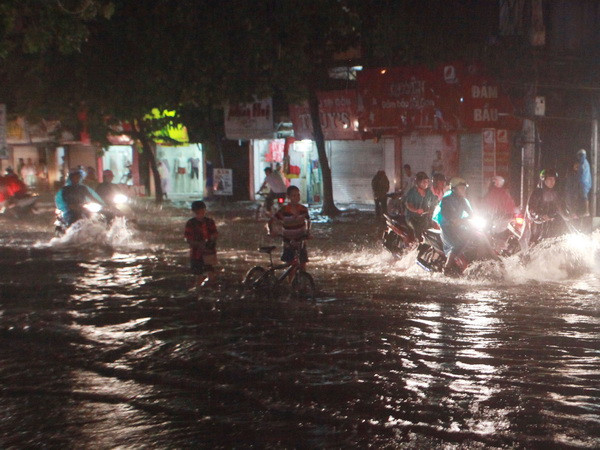 Mưa to trên diện rộng gây úng ngập cục bộ tại Hà Nội ảnh 1