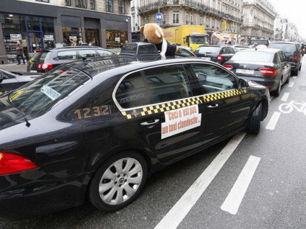 Lái xe taxi Pháp phong tỏa giao thông phản đối dịch vụ Uber ảnh 1