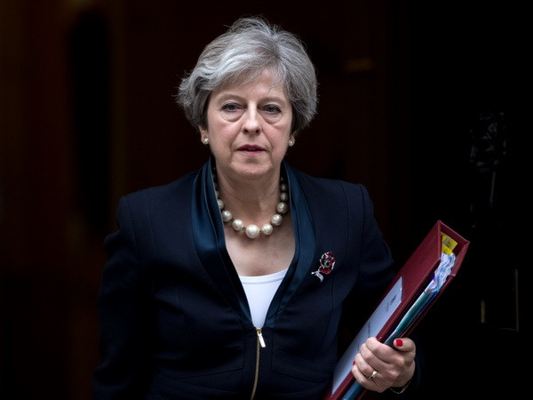Thủ tướng Anh Theresa May tiếp tục đối mặt với thách thức ảnh 1