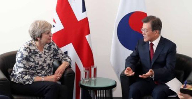 Tổng thống Hàn Quốc Moon Jae-in và Thủ tướng Anh Theresa May. (Nguồn: Yonhap) Hàn Quốc đề nghị Anh ủng hộ nỗ lực phi hạt nhân hóa bán đảo Triều Tiên ảnh 1