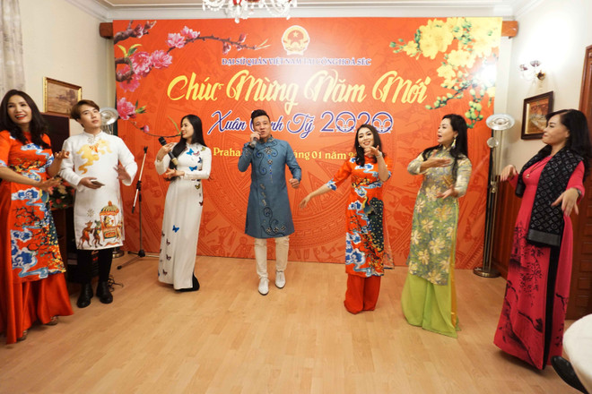 Cộng đồng người Việt tại Séc và Algeria đón mừng Xuân Canh Tý ảnh 2