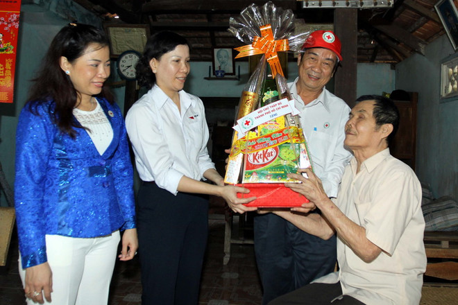 Chủ tịch nước ra quyết định tặng quà đối tượng có công nhân dịp Tết ảnh 1