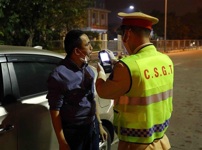 Hà Nội tăng cường kiểm tra nồng độ cồn với người tham gia giao thông ảnh 1