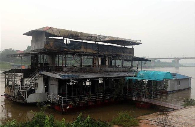 Tuyên Quang: Một nhà hàng nổi trên sông Lô bị lửa thiêu rụi ảnh 1
